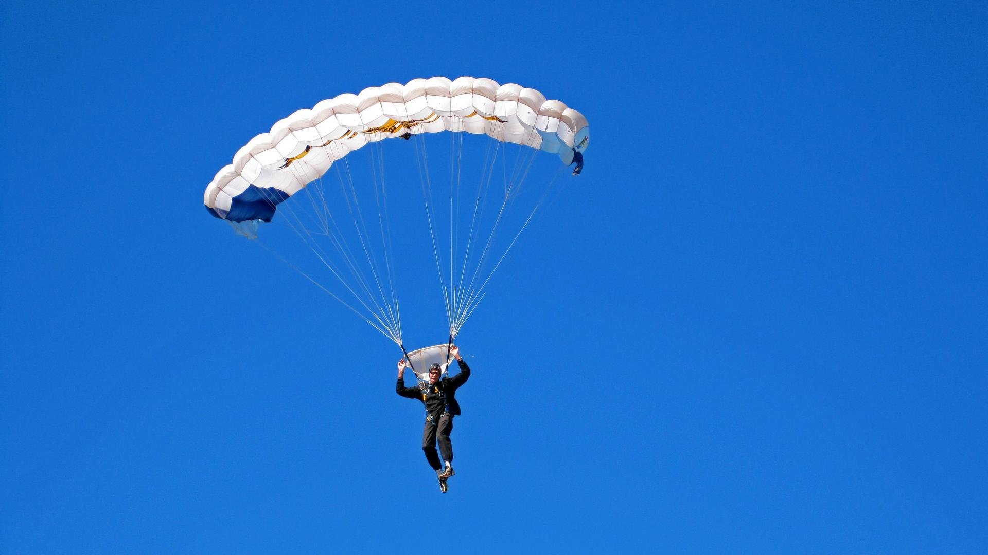 青少年运动心理发展与干预策略，简述对青少年运动员进行心理训练的注意事项